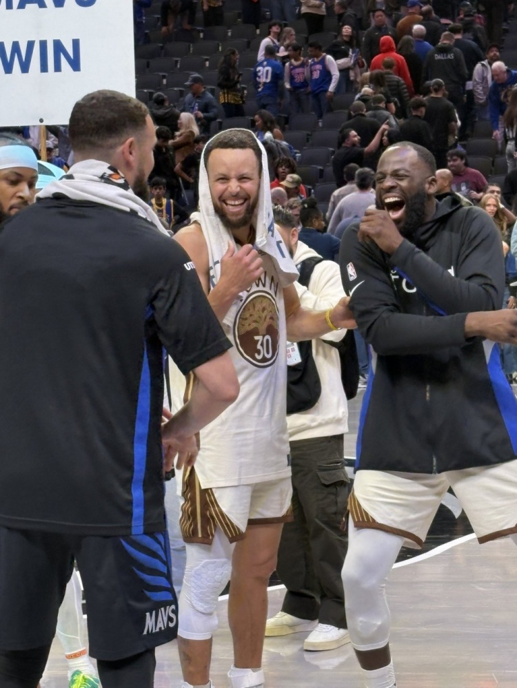 老伙计！库里、克莱、追梦赛后场边聚首 三人有说有笑非常开心