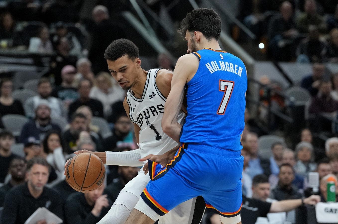 开云体育入口-复仇马刺！联盟第一轰4连胜，亚历山大创NBA第2神迹，文班险受伤