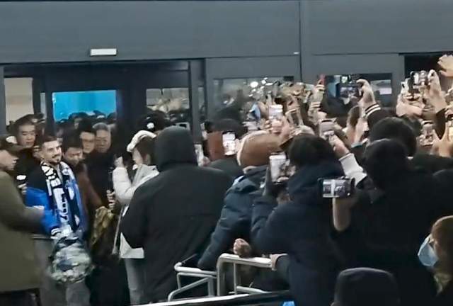 开云体育官网-不愧足球城！大连球迷零下10度接机斯坦丘：中超最伟大外援！